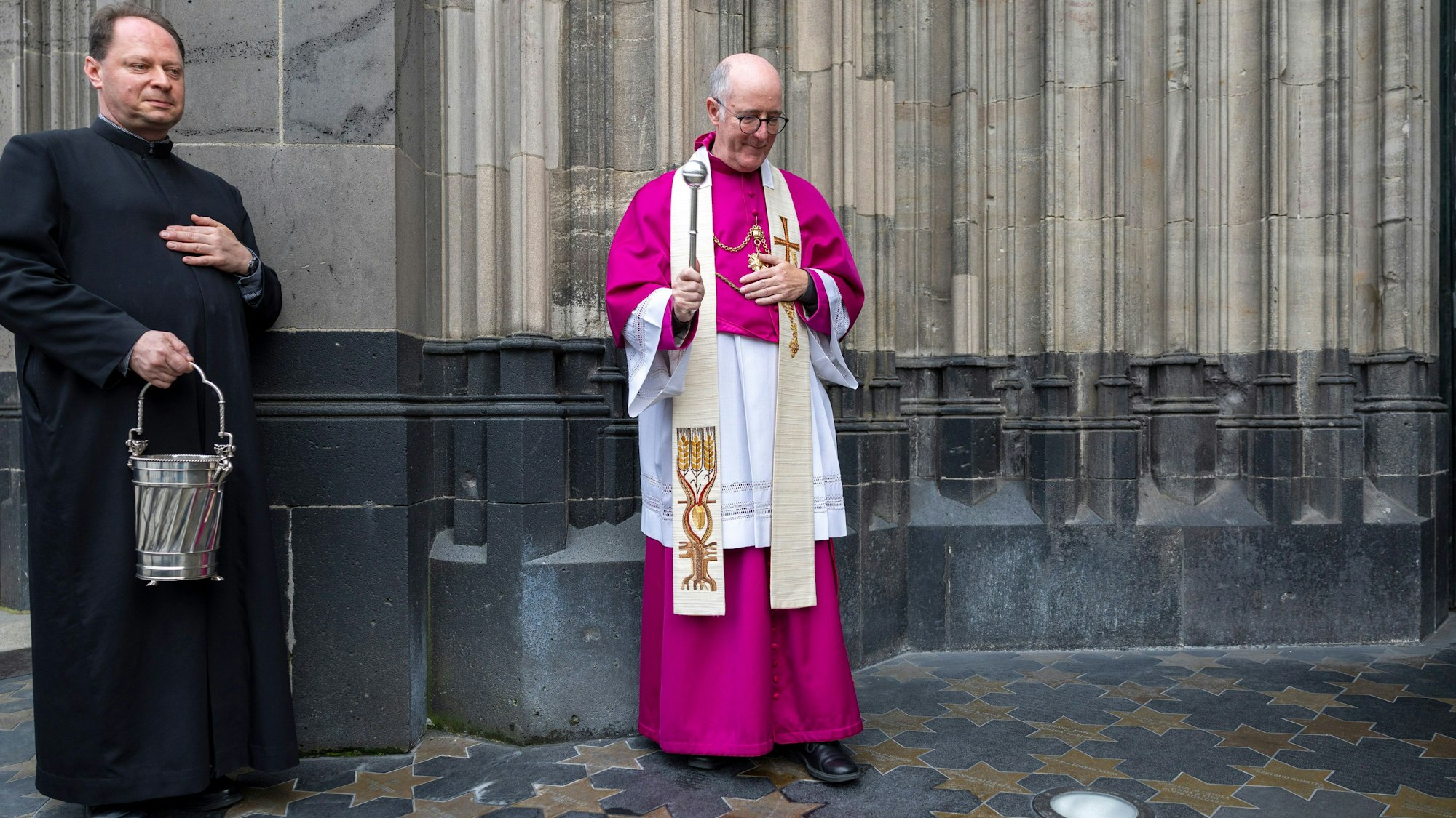 Dompropst Guido Assmann bei der Segnung der neuen Sterne.