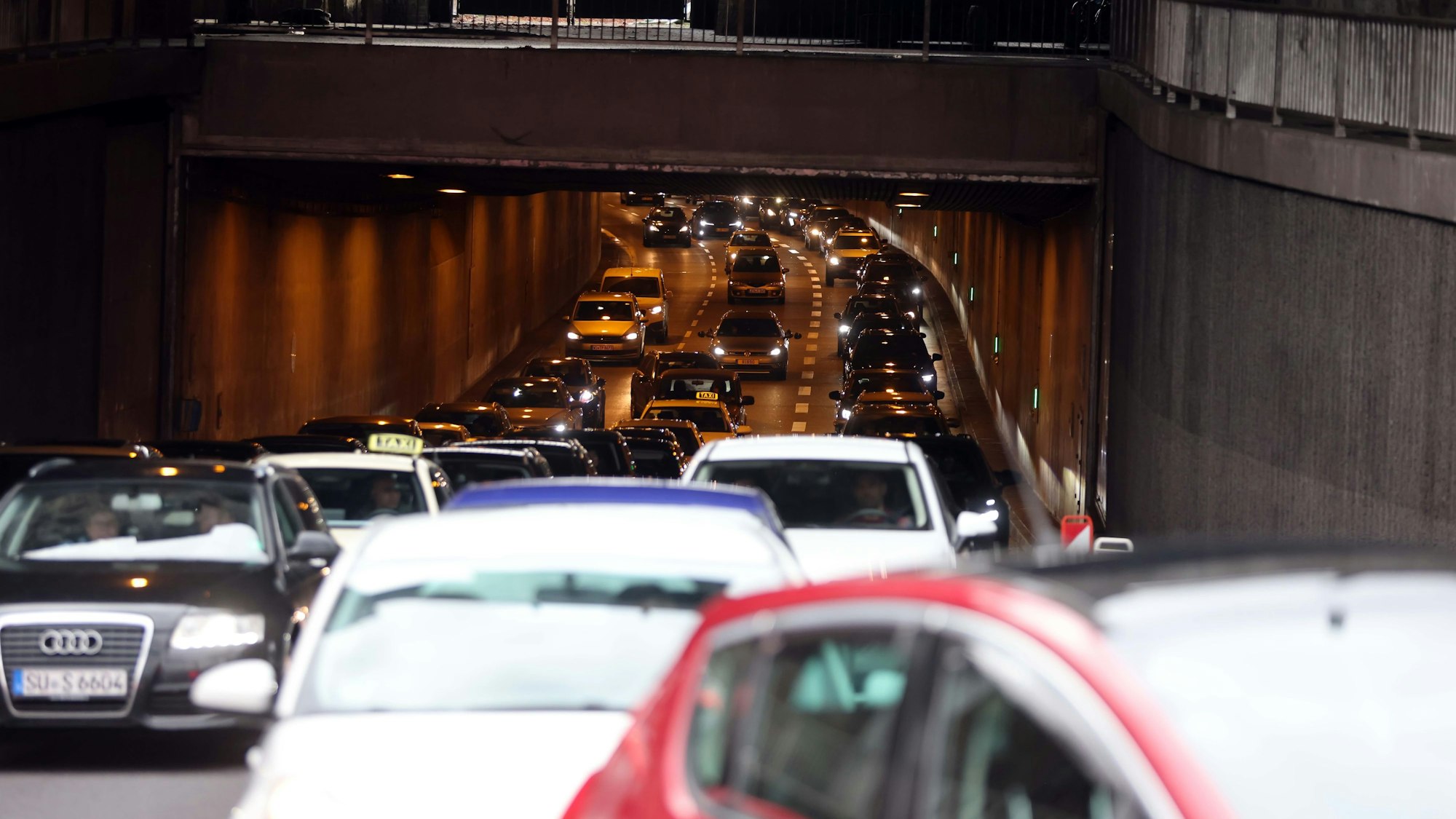 Zu langen Staus kam es in der Adventszeit 2024, hier auf der Rheinuferstraße.