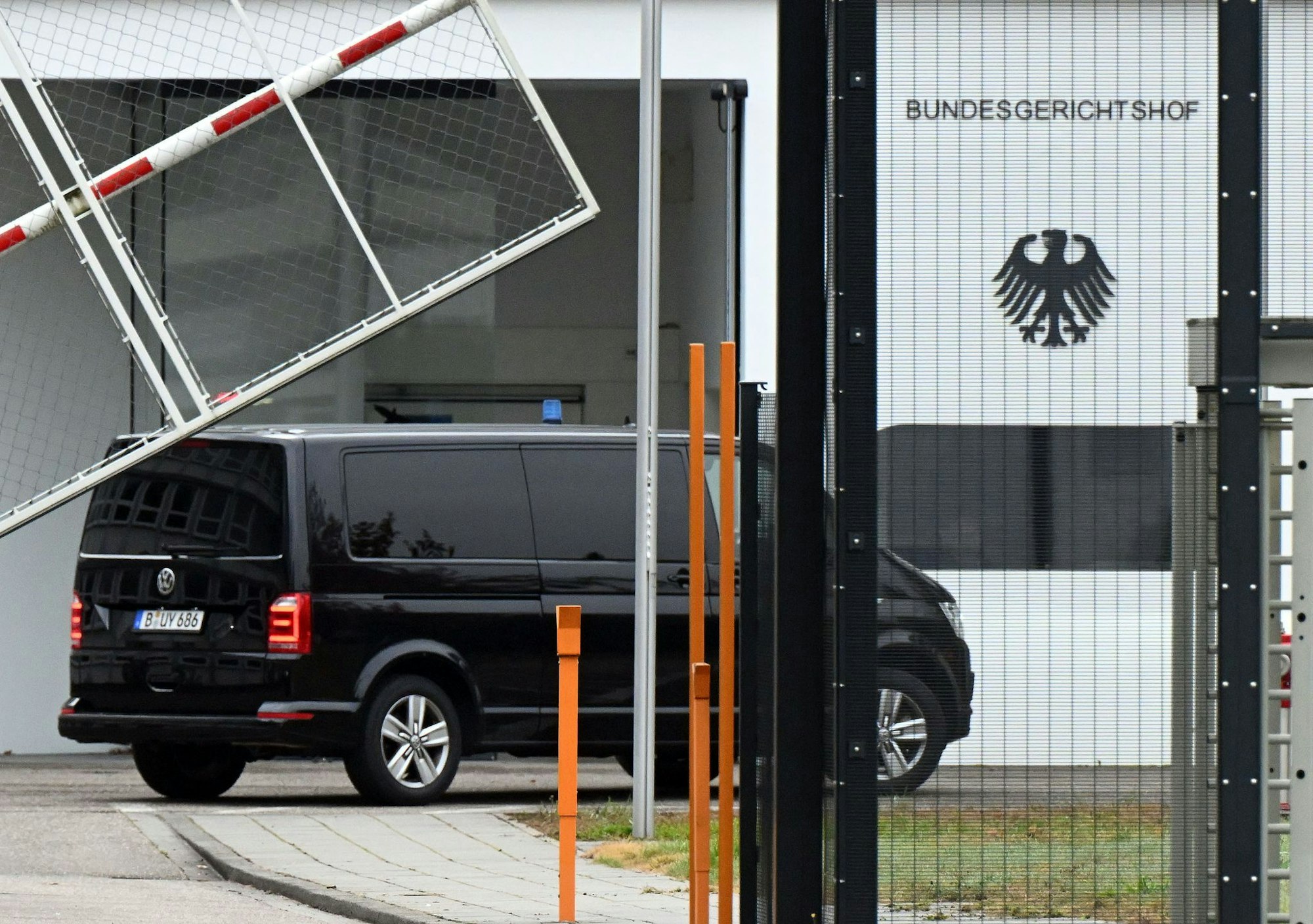 Der Beschuldigte wurde zum Ermittlungsrichter des BGH nach Karlsruhe gebracht.