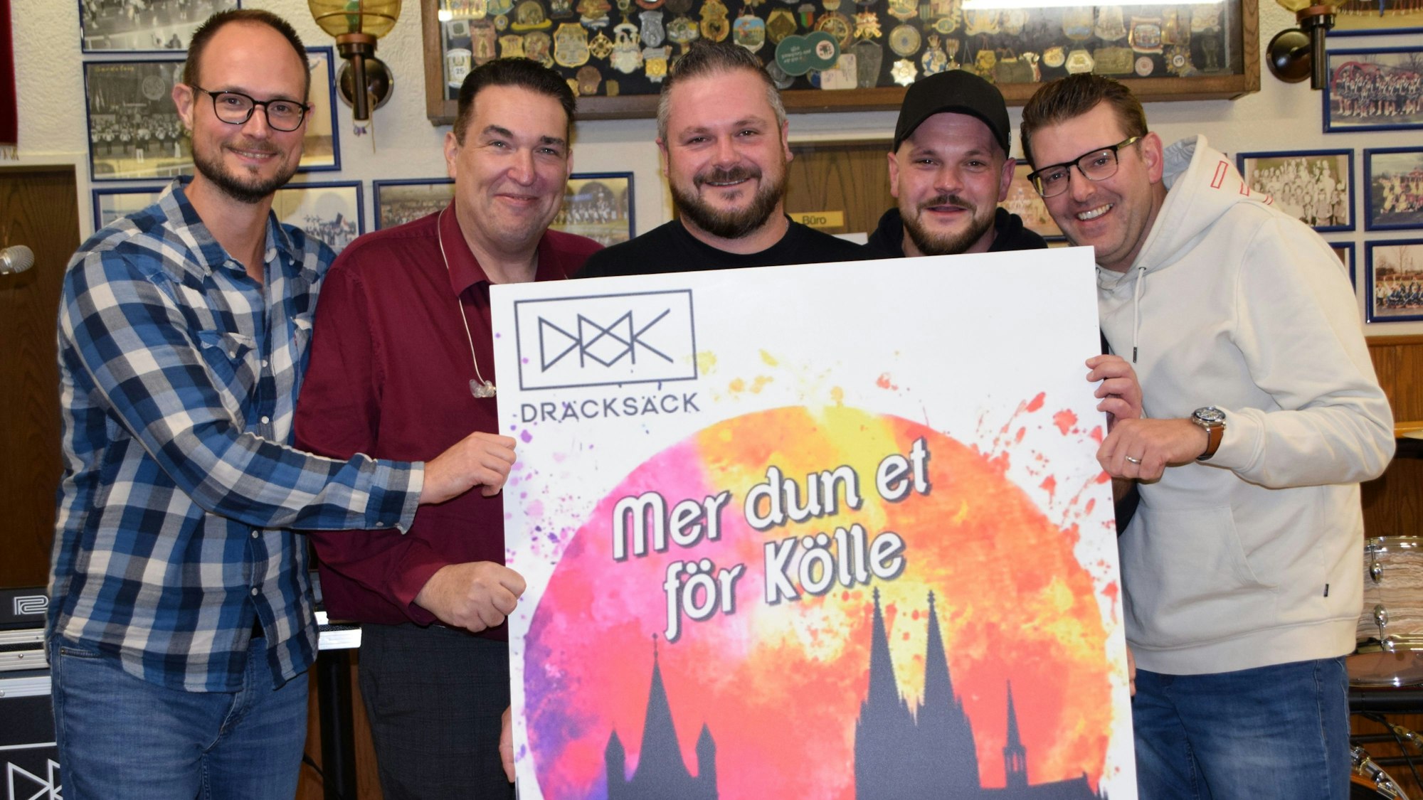 Fünf Männer halten ein Plakat mit