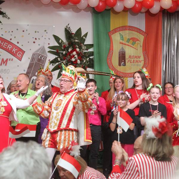 Prinzenproklamation der KG Remm Flemm aus Uckerath im Hotel Landsknecht mit Prinz Rainer II. (Clingen) und Prinzessin Diana I. (Clingen) inklusive der Kinderprinzessin Frida Paesch.