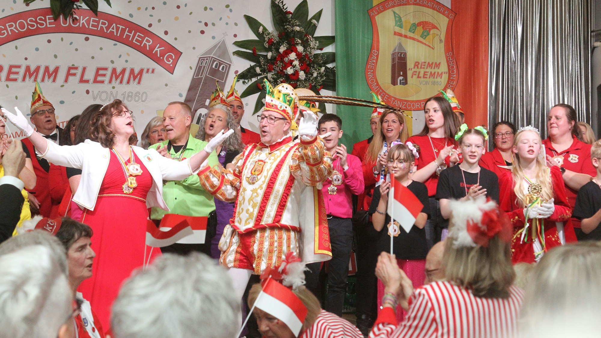 Prinzenproklamation der KG Remm Flemm aus Uckerath im Hotel Landsknecht mit Prinz Rainer II. (Clingen) und Prinzessin Diana I. (Clingen) inklusive der Kinderprinzessin Frida Paesch.