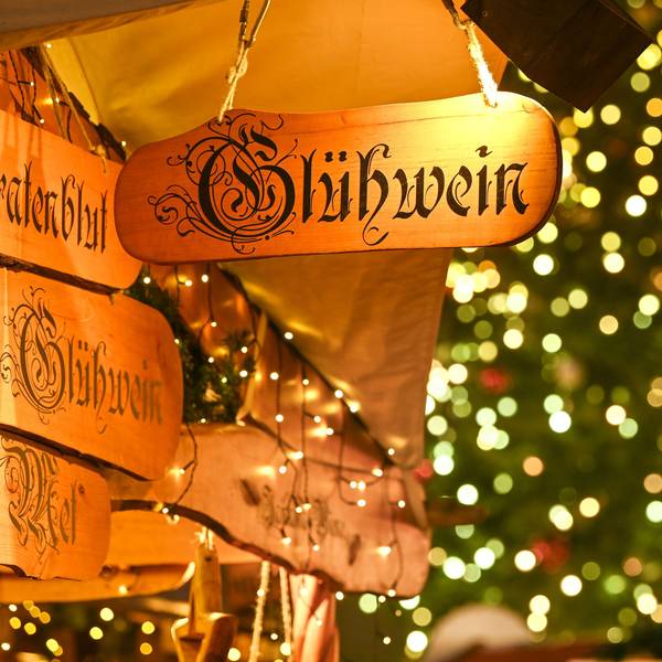 Glühwein gibt es auf dem romantischen Weihnachtsmarkt auf dem Karl-Gatzweiler-Platz in Sankt Augustin.