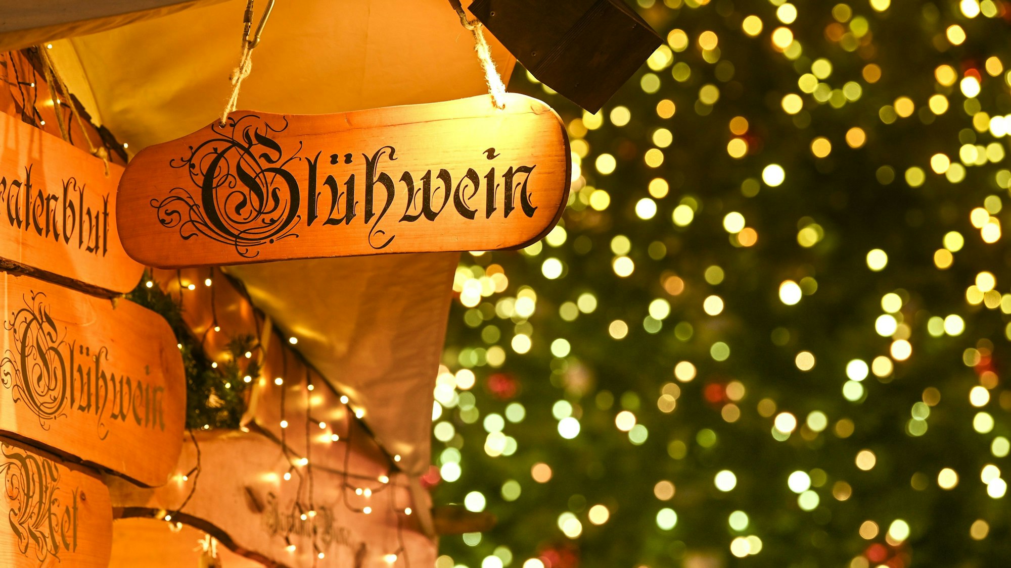 Glühwein gibt es auf dem romantischen Weihnachtsmarkt auf dem Karl-Gatzweiler-Platz in Sankt Augustin.