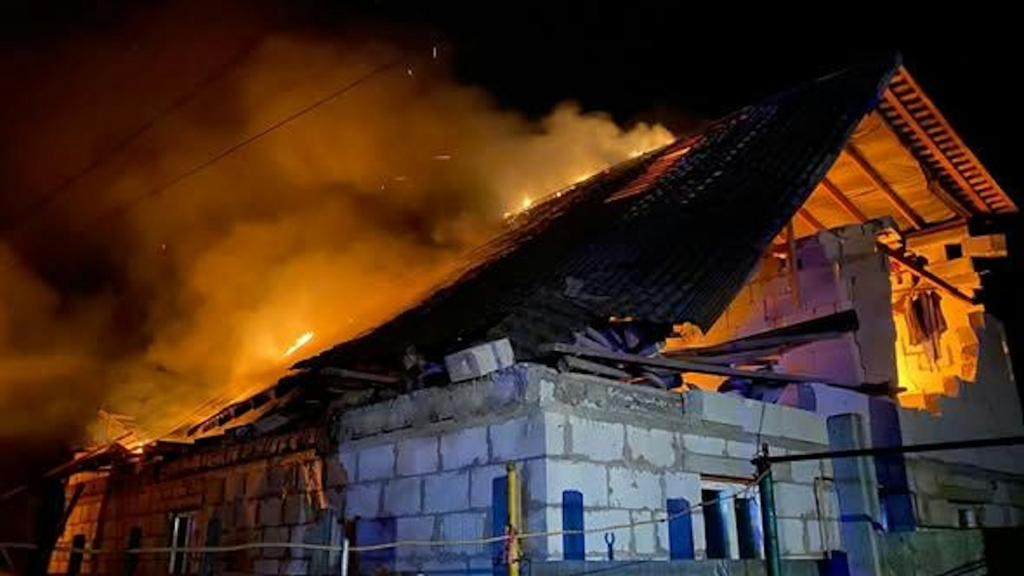 Ein brennendes Haus in Butscha.