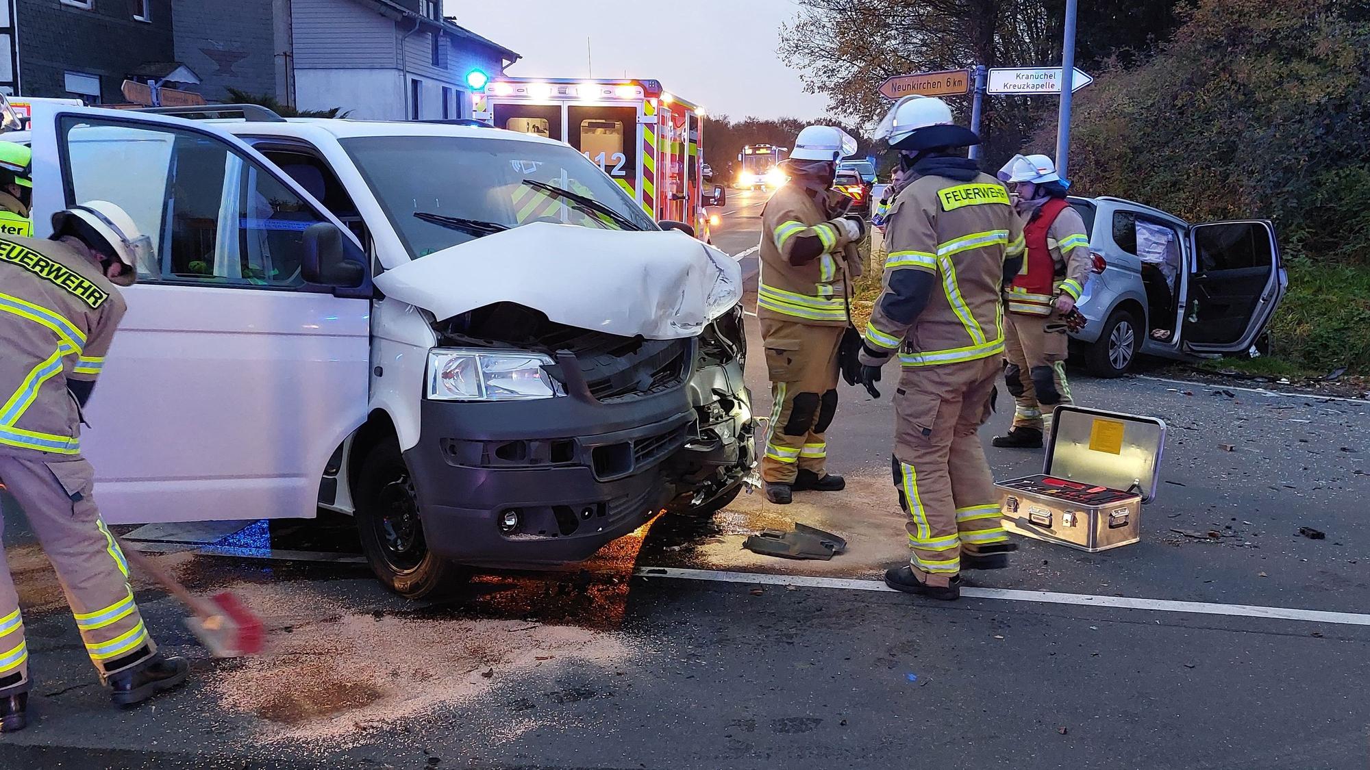 Bei einem Unfall auf der Kreuzung der L 224 mit der L 350 sind ein VW Bulli und ein Auto zusammen gestoßen.