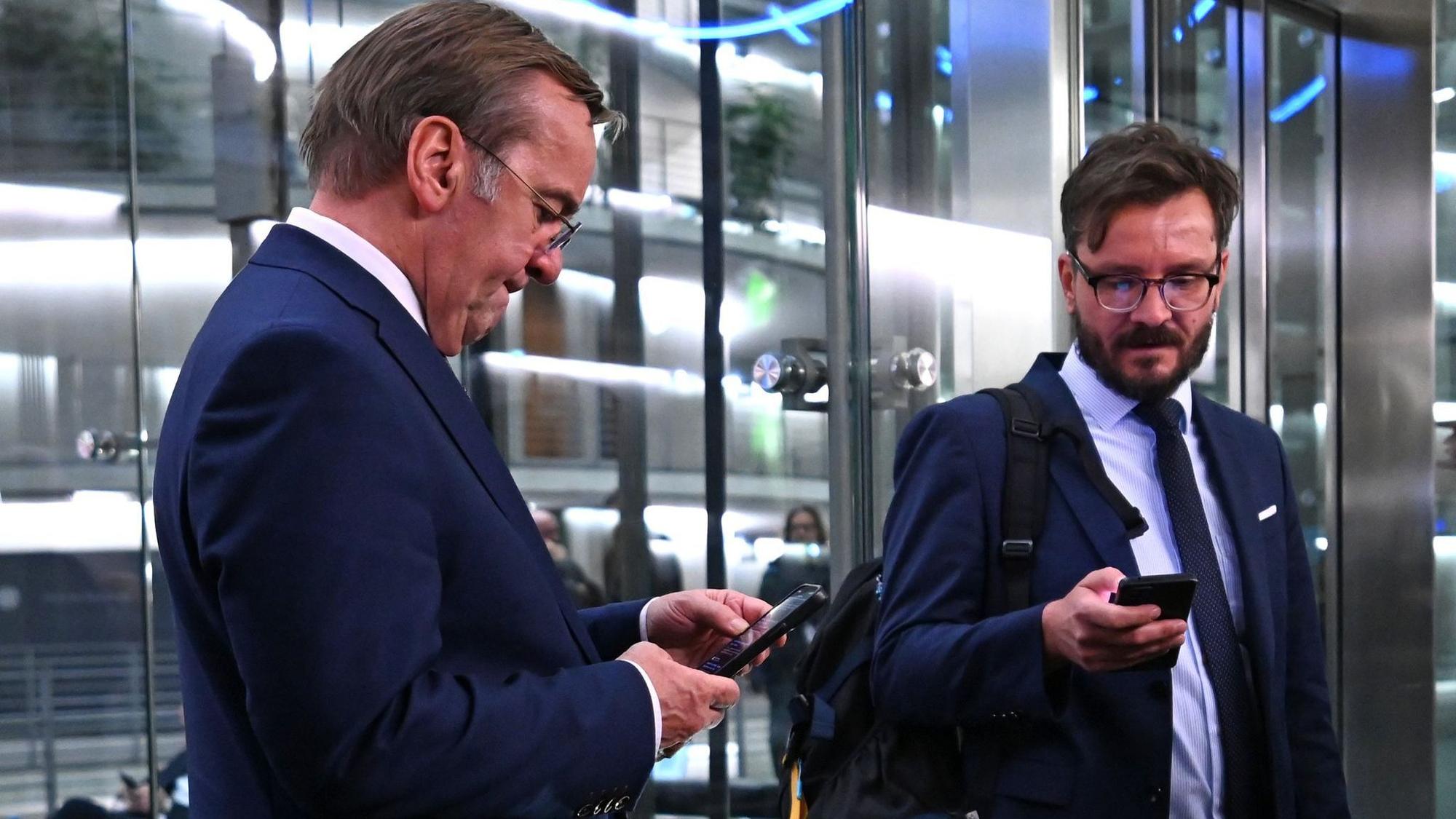 Der Verteidigungsminister musste lange warten.