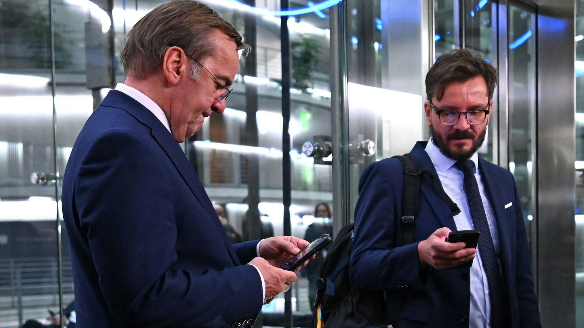 Der Verteidigungsminister musste lange warten.