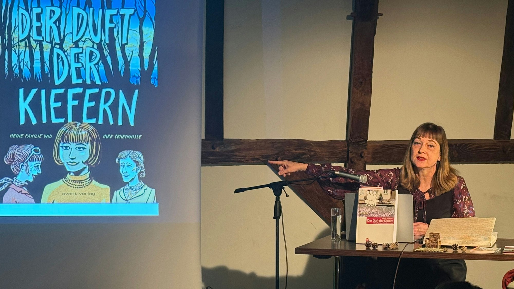 Bianca Schaalburg las im Burghaus aus ihrem Buch.