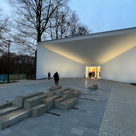 Im Außenbereich fehlt noch ein bisschen was, trotzdem feierte man am Freitagabend einen großen Festakt.