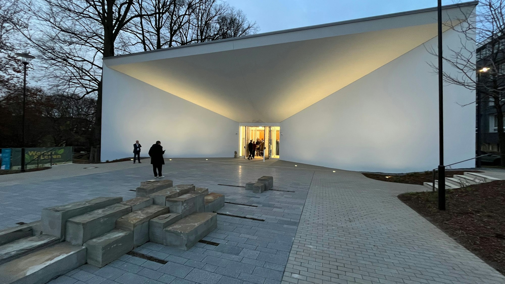 Im Außenbereich fehlt noch ein bisschen was, trotzdem feierte man am Freitagabend einen großen Festakt.