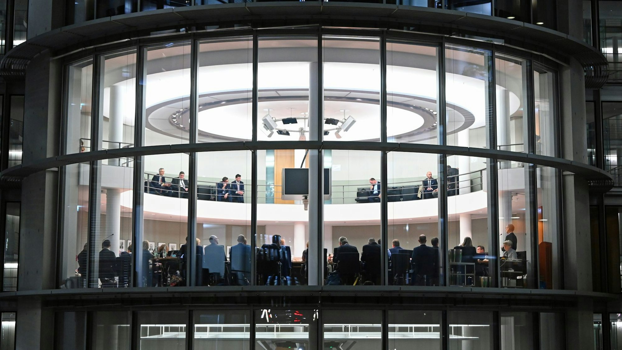 Die Sitzung dauerte bis zum frühen Morgen.