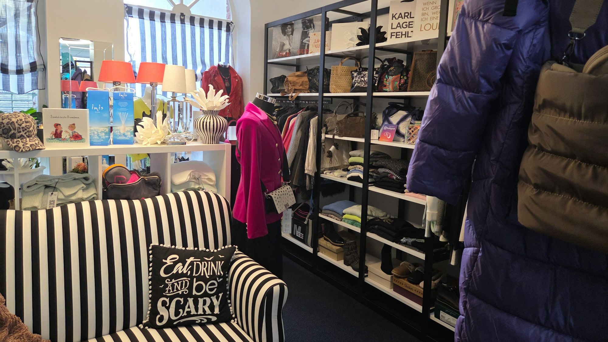 Vor allem Second-Hand-Kleidung bietet Sandra Owoc-Schönhoff in ihrem neuen Geschäft in der Kaiserstraße an. Aber es gibt auch Deko-Artikel und Kosmetika.