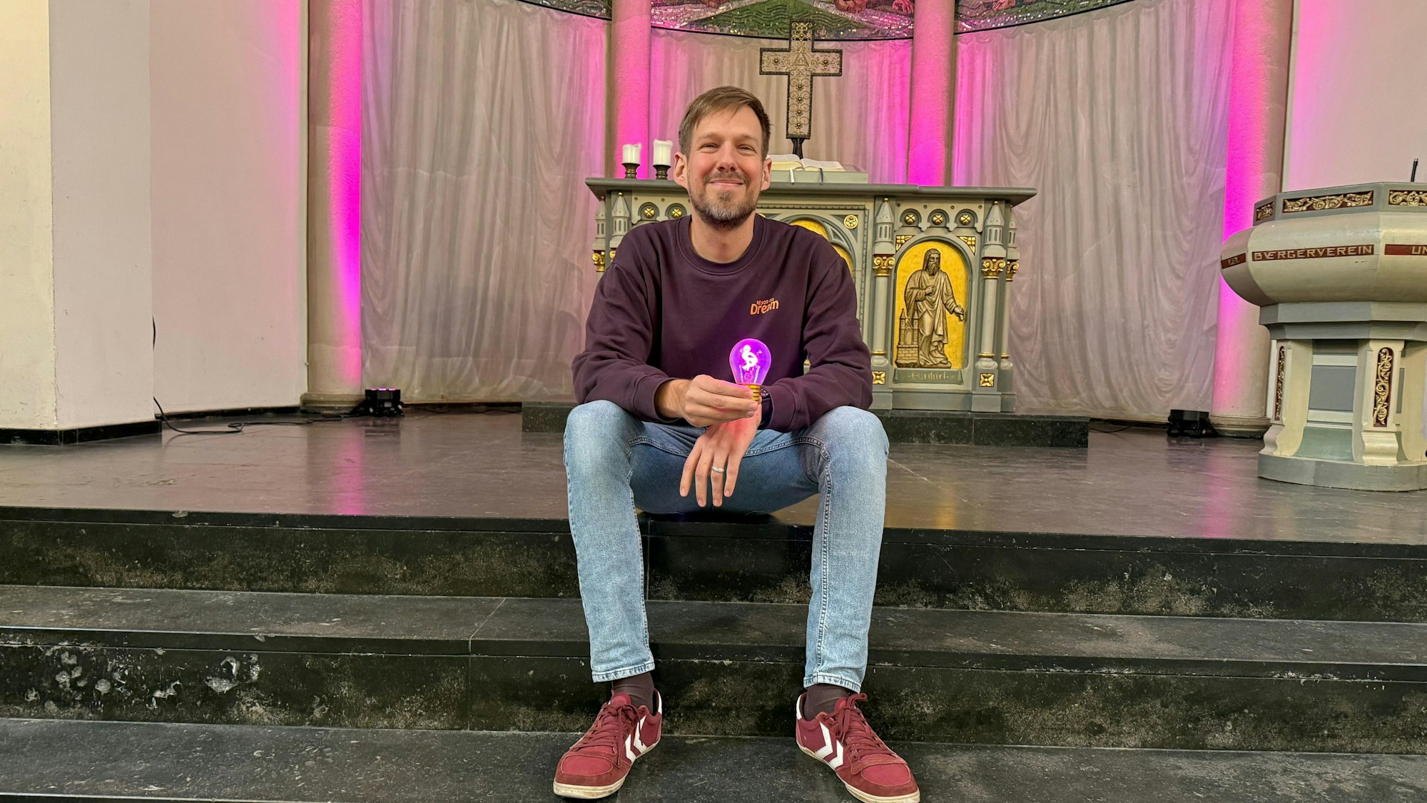 Fabian Hartmann auf den Stufen des Altars in der Friedenskirche