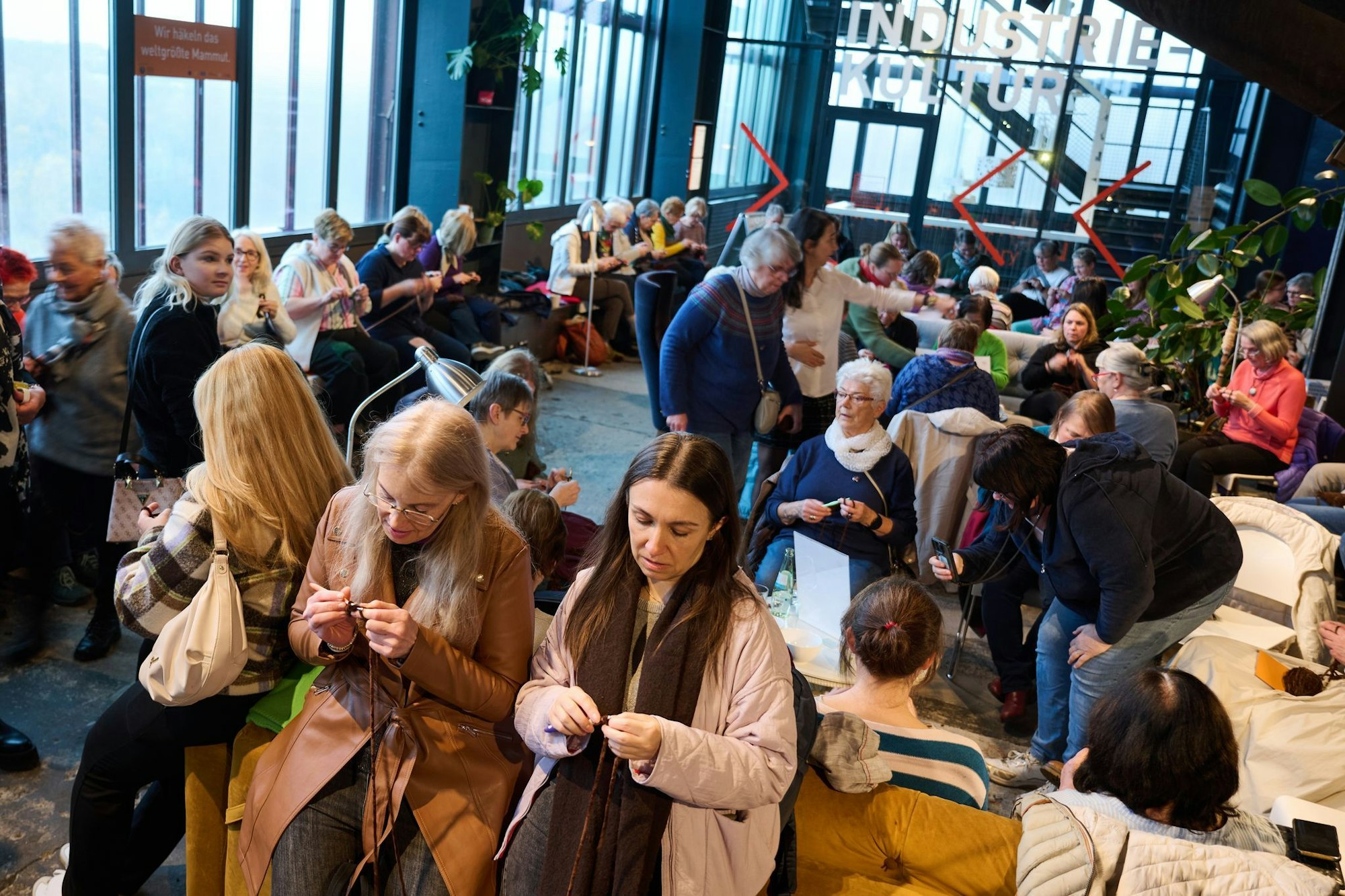 Immer freitags kommen die Teilnehmerinnen und Teilnehmer zum gemeinsamen Stricken zusammen.