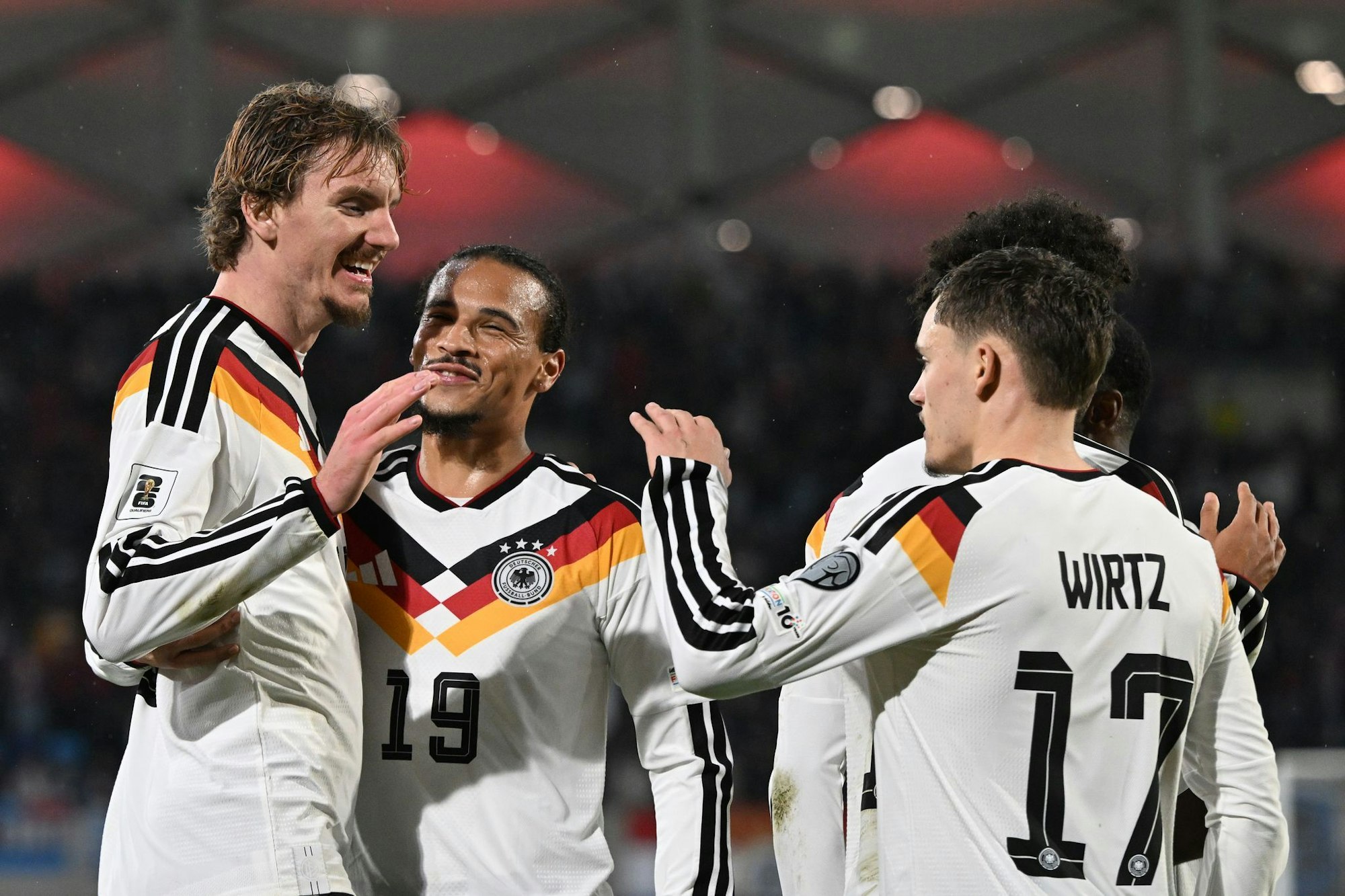 Vorbereiter Sané und Torjäger Woltemade können nach dem mühsamen Sieg in Luxemburg jubeln.