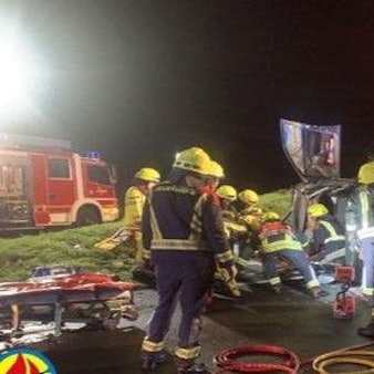 Die Feuerwehr musste hydraulisches Gerät einsetzen, um die Personen aus ihren Pkw befreien zu können.