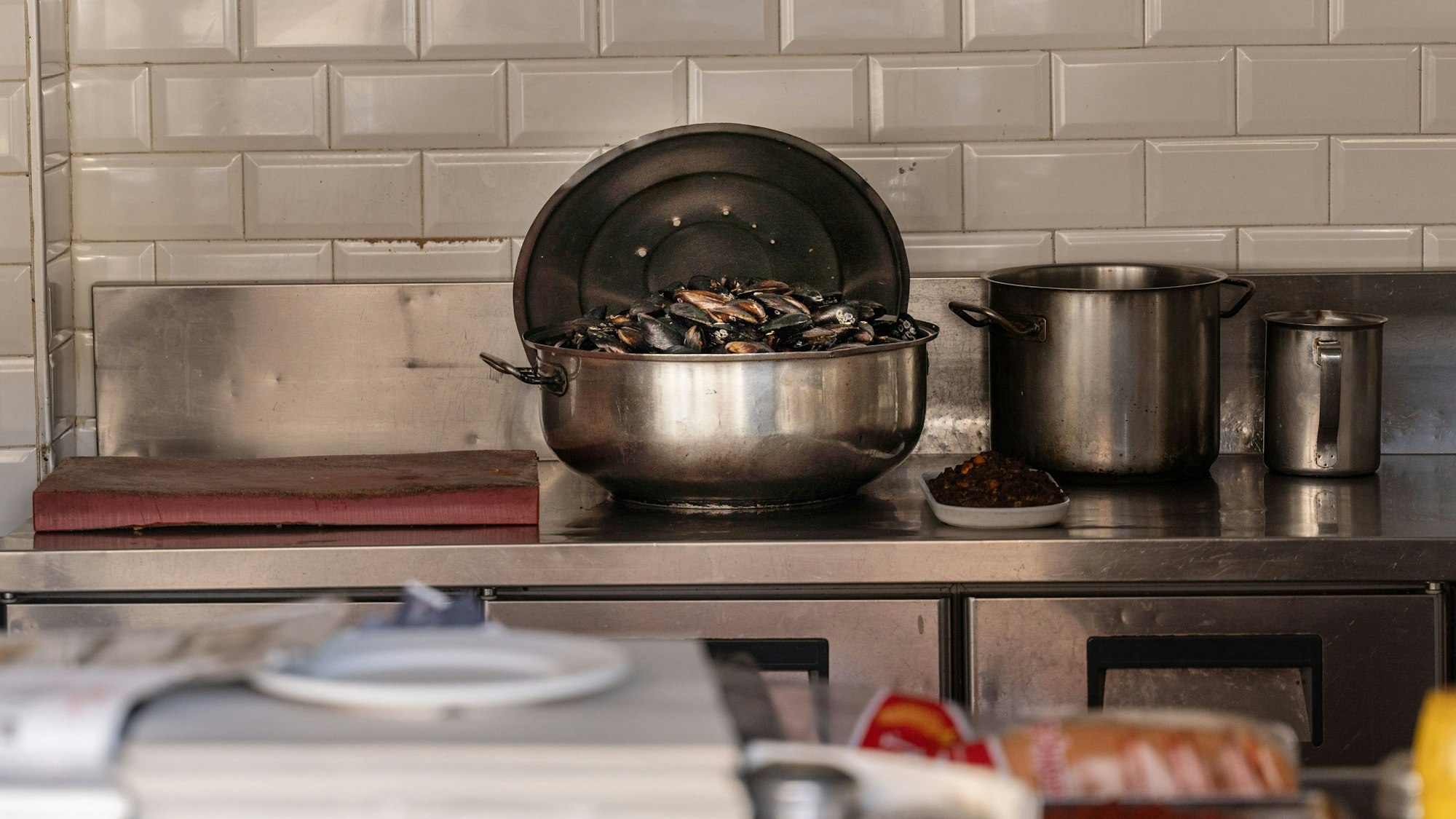 In einem türkischen Stand für Streetfood, der von den türkischen Behörden geschlossen wurde, steht noch ein Topf mit Muscheln. Streetfood beim Istanbul-Besuch könnte mehreren Mitgliedern einer Familie aus Hamburg das Leben gekostet haben.