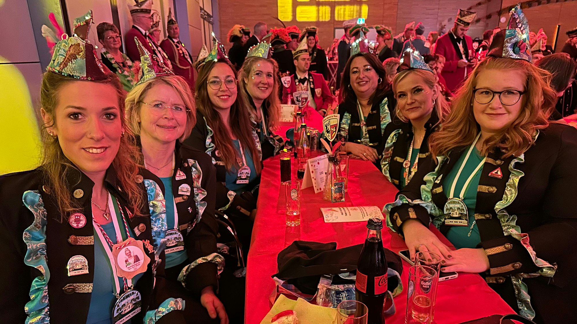 Bei der Prinzenproklamation in Hennef hatte auch das Damenkomitee Vollblut Eulenberg eine närrische Abordnung mit leuchtenden Kappen geschickt. Links Vorsitzende Daniela Miebach.