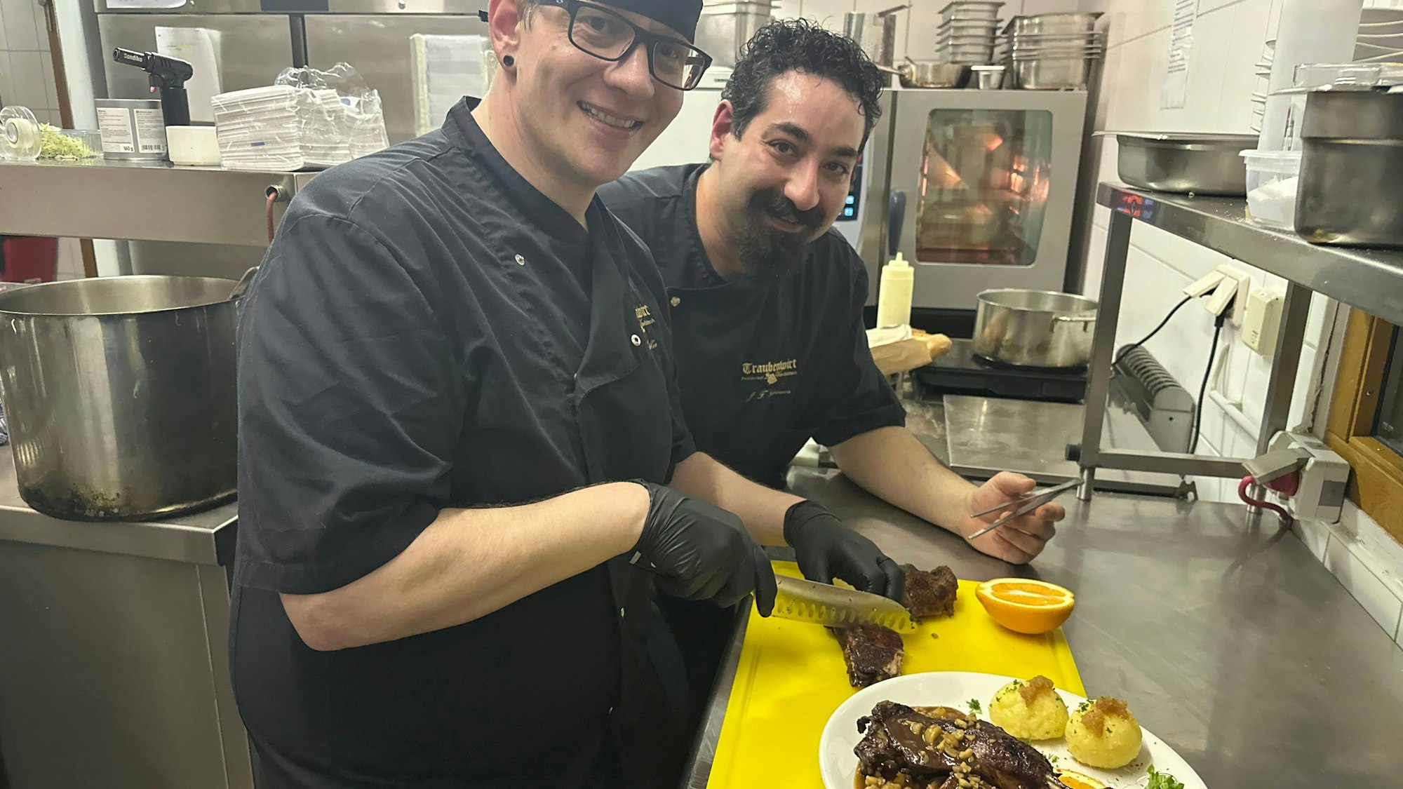Im Restaurant Traubenwirt in der Küche beim Zubereiten der Gans: Koch Jakob Lohmann (l.) und Küchenchef Stefan Müller.