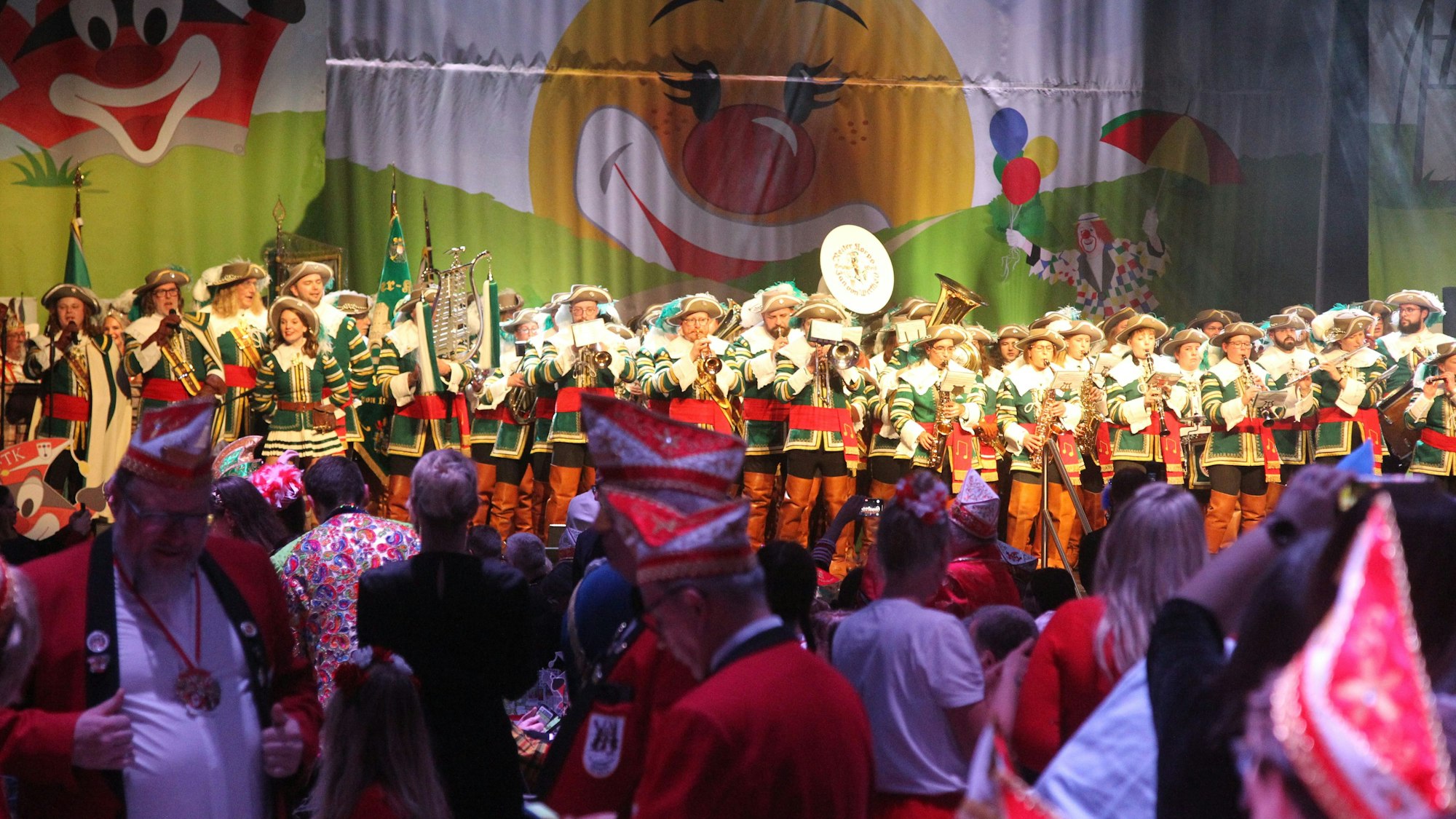 Grandioses Bild: Das Reiter-Korps Jan van Werth begleitete das neue Troisdorfer Prinzenpaar in der Stadthalle auf die Bühne.