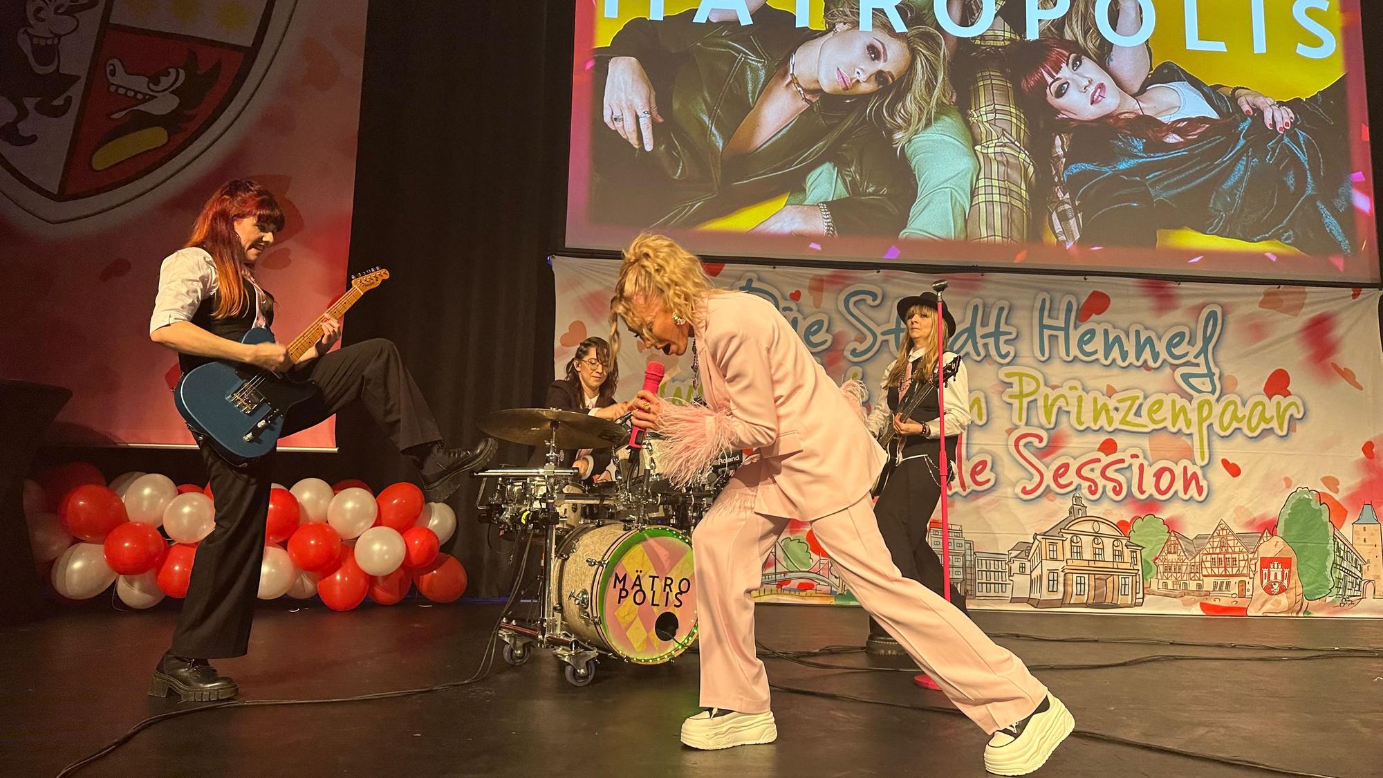 Die Frauenband Mätropolis brachte kurz vor der Proklamation richtig Stimmung in den Saal.