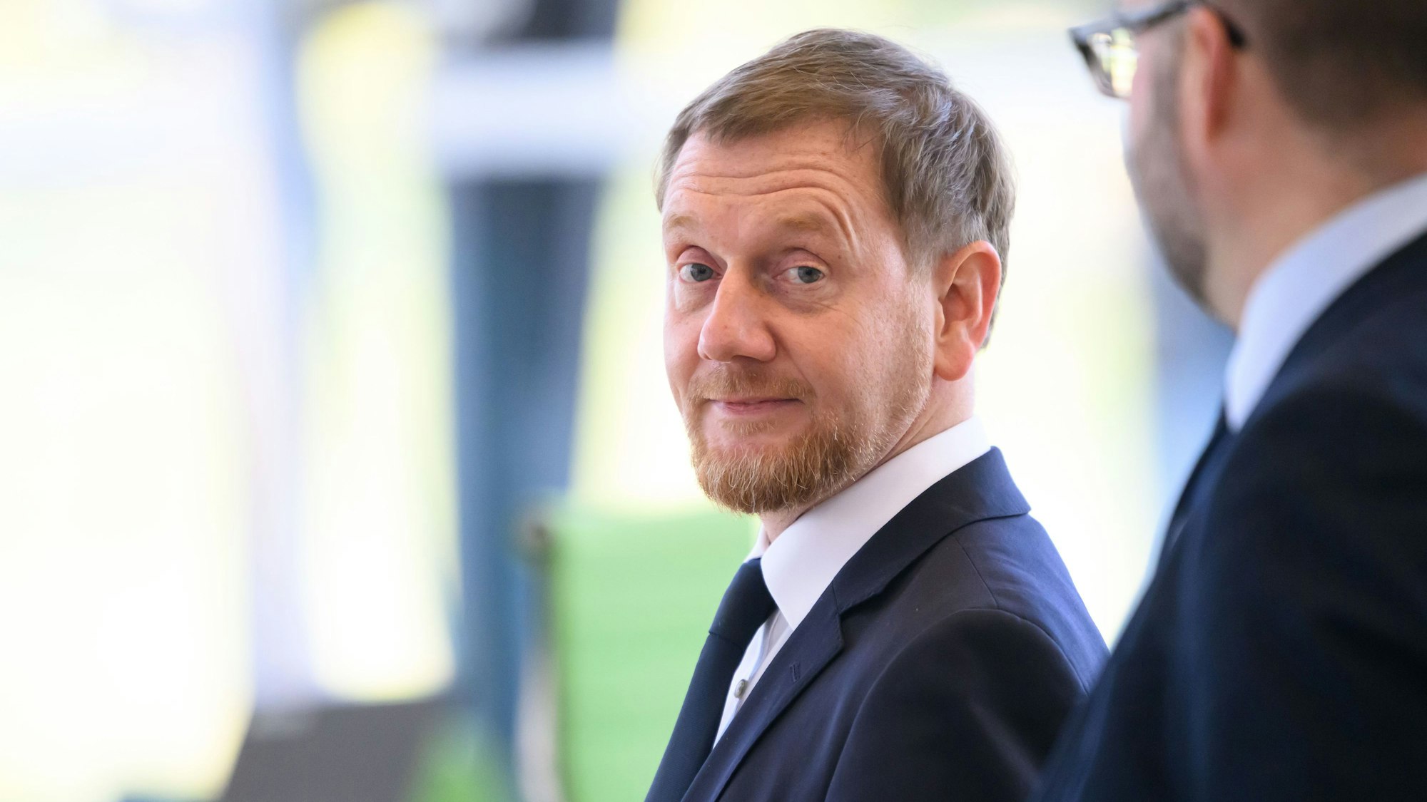 Michael Kretschmer (CDU), Ministerpräsident von Sachsen, steht vor Beginn der Sitzung des Sächsischen Landtages im Plenarsaal. (Archivbild)