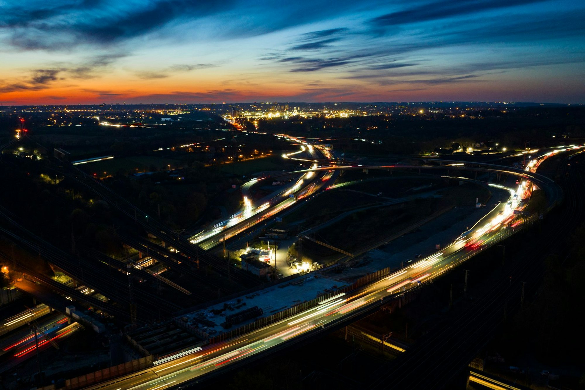Zehn Tage lang war die A3 rund um das Autobahnkreuz Kaiserberg voll gesperrt - Autofahrer brauchten auf den Umleitungsstrecken Geduld. (Archivbild)