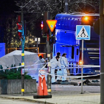 Die Polizei untersucht den verunglückten Bus in Stockholm.