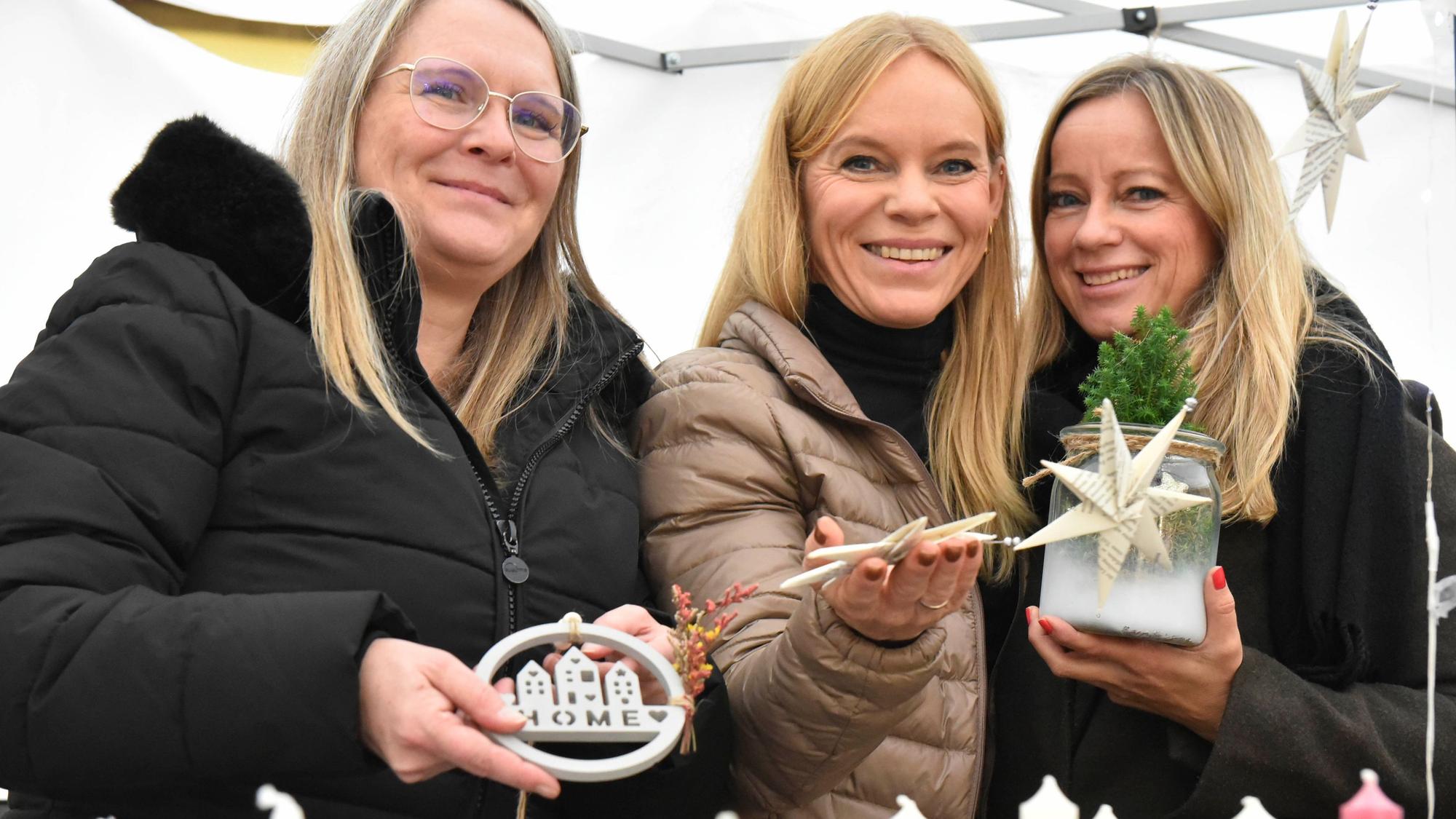 Zu sehen sind Wiebke Meller, Sara Howold und Sonja Güttner, sie halten ihre Dekoartikel in den Händen.