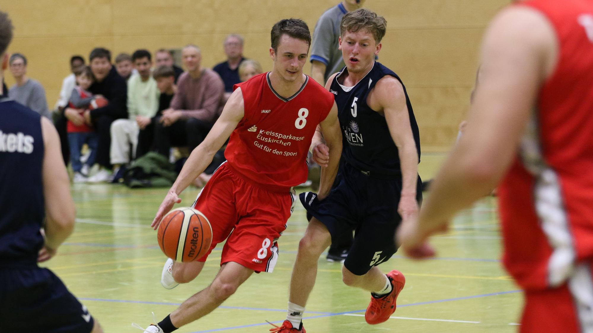 Niklas Virnich dribbelt am Gegenspieler aus Bad Münstereifel vorbei.