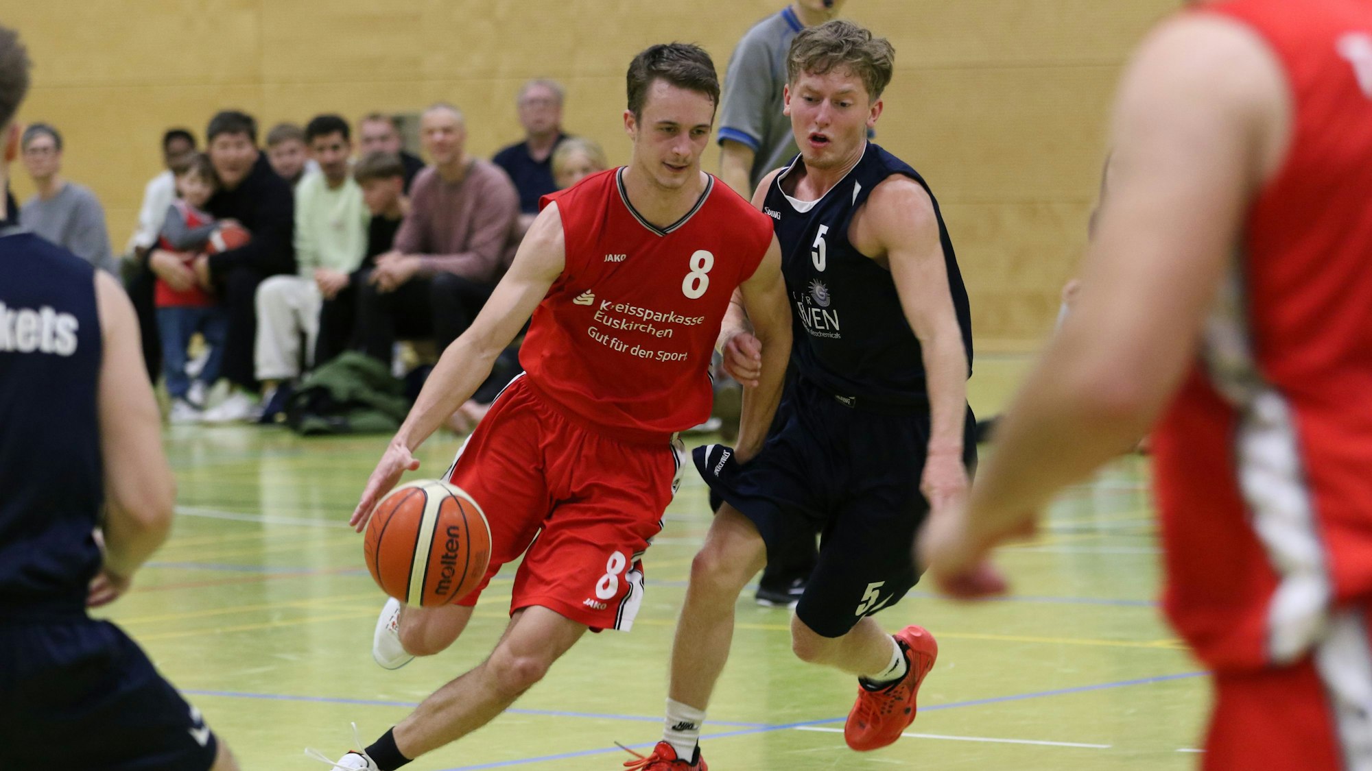 Niklas Virnich dribbelt am Gegenspieler aus Bad Münstereifel vorbei.