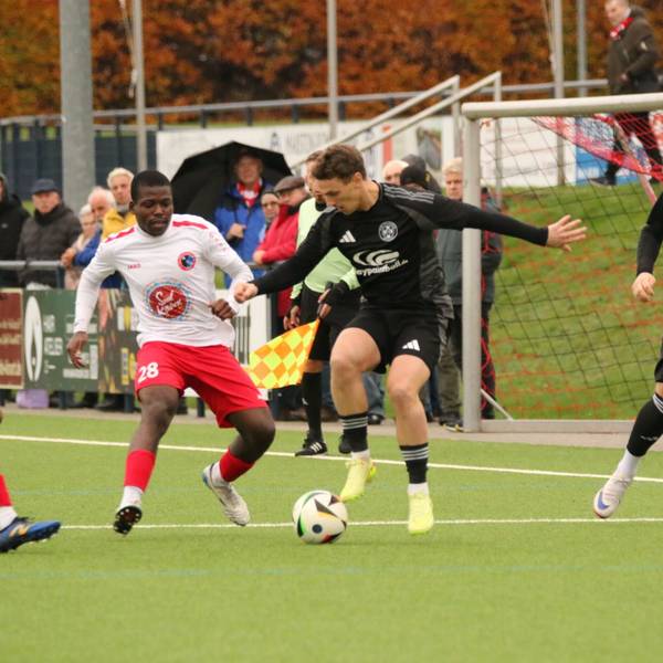 Thomas Leßenich ist am Ball, es nähert sich ein Gegenspieler. Pascal Schiffer schaut aus zwei Metern Entfernung zu.