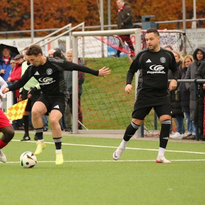 Thomas Leßenich ist am Ball, es nähert sich ein Gegenspieler. Pascal Schiffer schaut aus zwei Metern Entfernung zu.