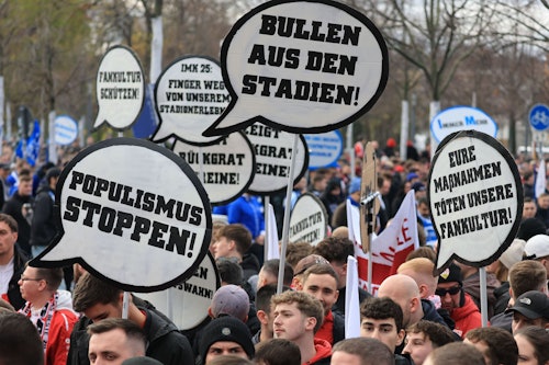 16.11.2025, Sachsen, Leipzig: Fußballfans aus der ganzen Bundesrepublik protestieren gemeinsam in der Leipziger Innenstadt gegen strengere Sicherheitsmaßnahmen bei Fußballspielen. Grund für die Demonstration sind Pläne der Innenminister der Länder, die Vorkehrungen in den Stadien zu verschärfen. Dabei ist von personalisierten Tickets, mehr KI-Überwachung und einer Ausweitung von präventiven Stadionverboten die Rede.