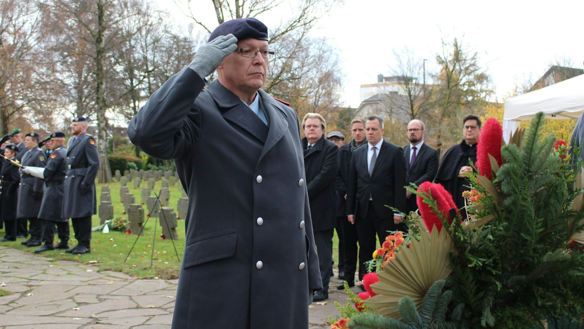Oberst Wollschläger vor dem Denkmal.