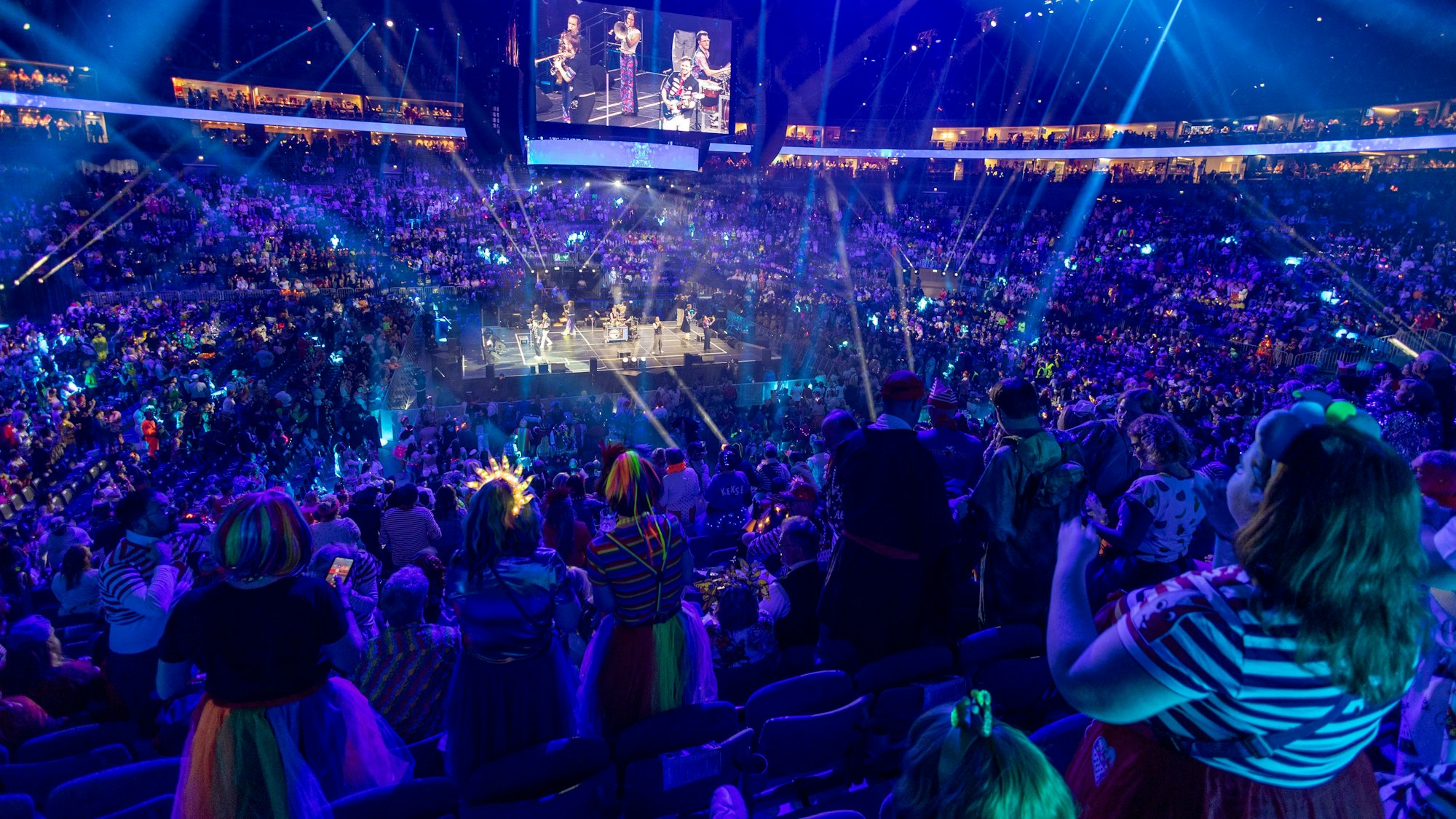 Ausverkauft war die Arena. Die Jecken kamen aus Köln, aber auch dem Umland.