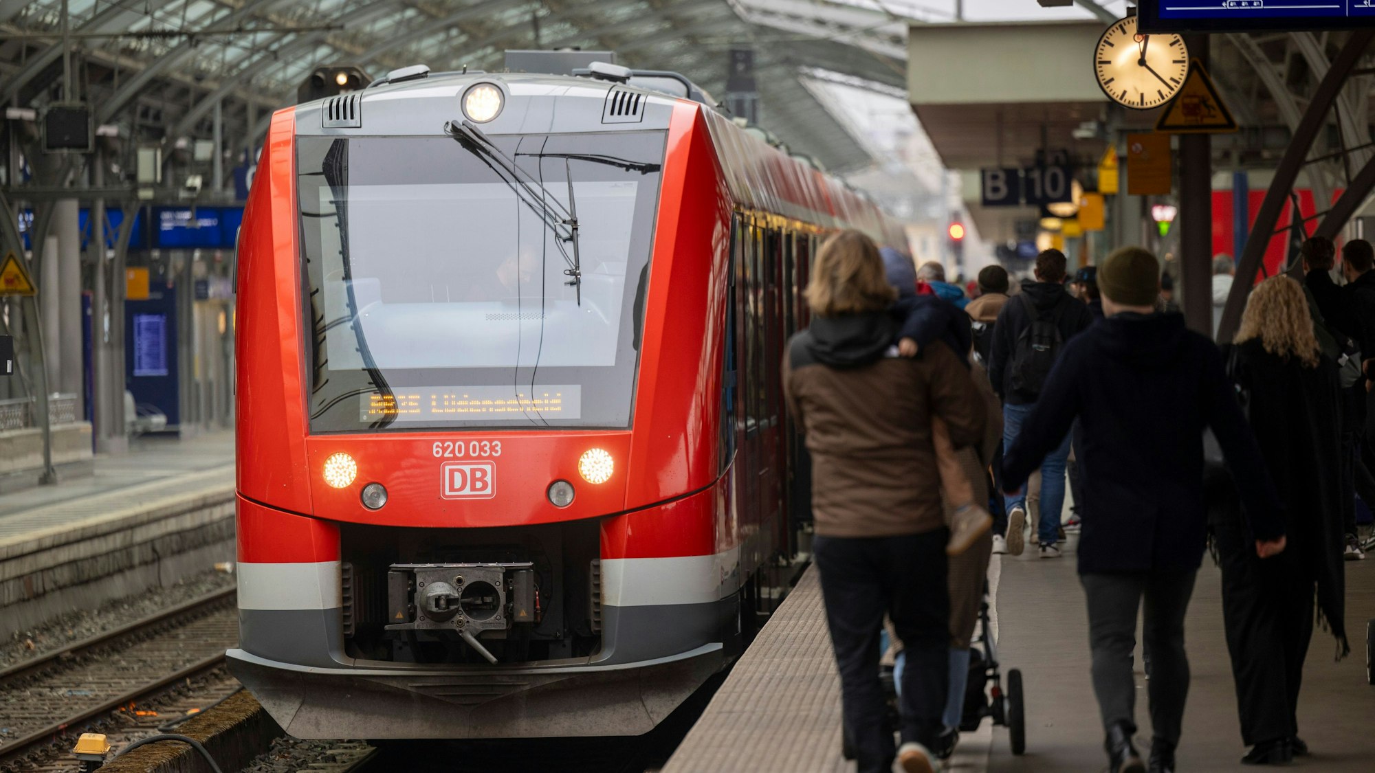 Viel los war auf den Gleisen 10 und 11 - hier fahren die S-Bahnen ab.