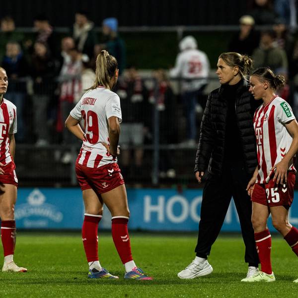 Google Pixel Frauen-Bundesliga, 1. FC Köln - VfL Wolfsburg 21.09.2025 Vanessa Leimenstoll 1. FC Köln, 29, Britta Carlson Trainerin 1. FC Köln, Laura Donhauser 1. FC Köln, 25 frustriert, niedergeschlagen nach der Last Minute Niederlage Google Pixel Frauen-Bundesliga, 1. FC Köln - VfL Wolfsburg Köln, Franz-Kremer-Stadion am 21.09.2025 DFB REGULATIONS PROHIBIT ANY USE OF PHOTOGRAPHS AS IMAGE SEQUENCES AND/OR QUASI-VIDEO. *** Google Pixel Frauen Bundesliga, 1 FC Köln VfL Wolfsburg 21 09 2025 Vanessa Leimenstoll 1 FC Köln, 29 , Britta Carlson Trainerin 1 FC Köln , Laura Donhauser 1 FC Köln, 25 frustrated, dejected after the last minute defeat Google Pixel Frauen Bundesliga, 1 FC Köln VfL Wolfsburg Köln, Franz Kremer Stadion am 21 09 2025 DFB REGULATIONS PROHIBIT ANY USE OF PHOTOGRAPHS AS IMAGE SEQUENCES AND OR QUASI VIDEO Copyright: xBEAUTIFULxSPORTS/Wunderlx