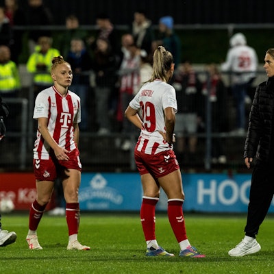 Google Pixel Frauen-Bundesliga, 1. FC Köln - VfL Wolfsburg 21.09.2025 Vanessa Leimenstoll 1. FC Köln, 29, Britta Carlson Trainerin 1. FC Köln, Laura Donhauser 1. FC Köln, 25 frustriert, niedergeschlagen nach der Last Minute Niederlage Google Pixel Frauen-Bundesliga, 1. FC Köln - VfL Wolfsburg Köln, Franz-Kremer-Stadion am 21.09.2025 DFB REGULATIONS PROHIBIT ANY USE OF PHOTOGRAPHS AS IMAGE SEQUENCES AND/OR QUASI-VIDEO. *** Google Pixel Frauen Bundesliga, 1 FC Köln VfL Wolfsburg 21 09 2025 Vanessa Leimenstoll 1 FC Köln, 29 , Britta Carlson Trainerin 1 FC Köln , Laura Donhauser 1 FC Köln, 25 frustrated, dejected after the last minute defeat Google Pixel Frauen Bundesliga, 1 FC Köln VfL Wolfsburg Köln, Franz Kremer Stadion am 21 09 2025 DFB REGULATIONS PROHIBIT ANY USE OF PHOTOGRAPHS AS IMAGE SEQUENCES AND OR QUASI VIDEO Copyright: xBEAUTIFULxSPORTS/Wunderlx