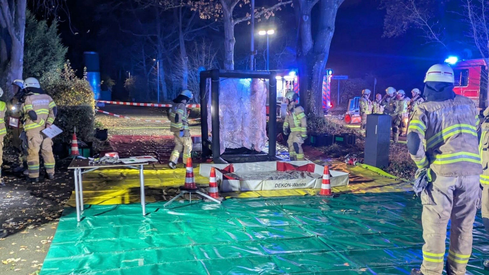 Die Einsatzkräfte waren mit Schutzkleidung und schwerem Atemschutz vor Ort. Vor dem Bad wurde ein Dekontaminationsplatz für die Reinigung der Schutzkleidung eingerichtet.