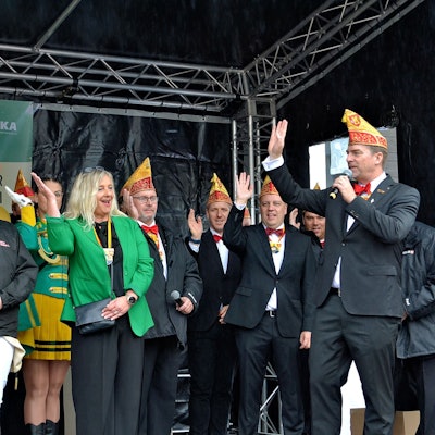 Rodney und Colette Leber auf der Bühne auf dem Alten Merkt in Euskirchen, umgeben von vielen Karnevalisten.