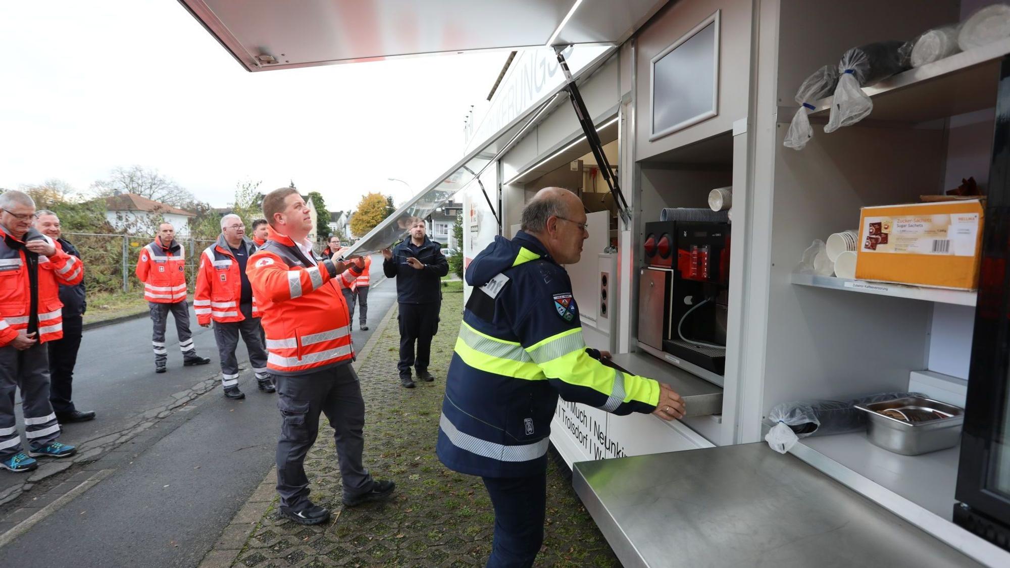 Mehrere Männer an einem Lkw.