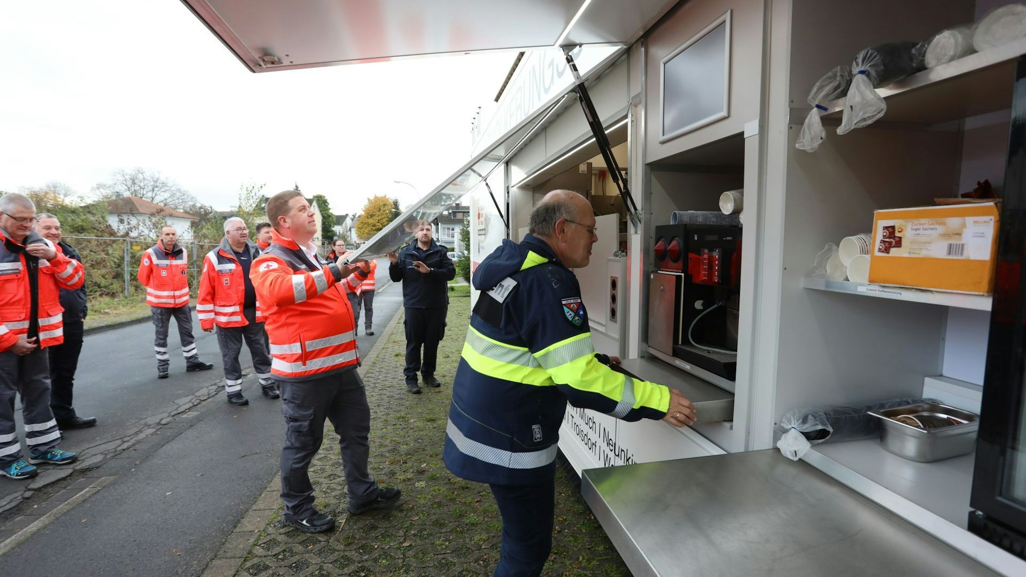 Mehrere Männer an einem Lkw.