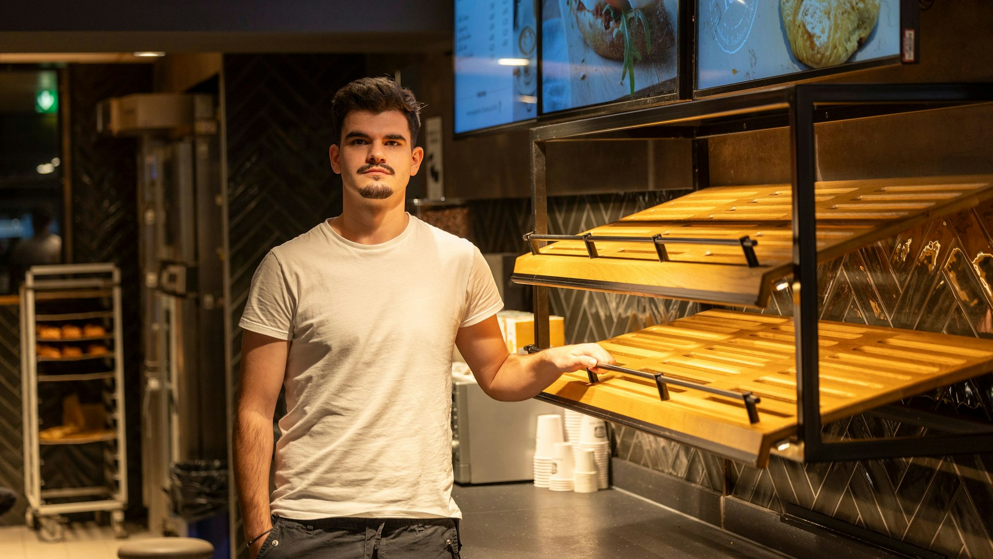 Fünf Kunden kamen am Samstag. Deshalb habe die Traditionsbäckerei ihr Angebot heruntergefahren, so Mitarbeiter Bleon Nuradini.