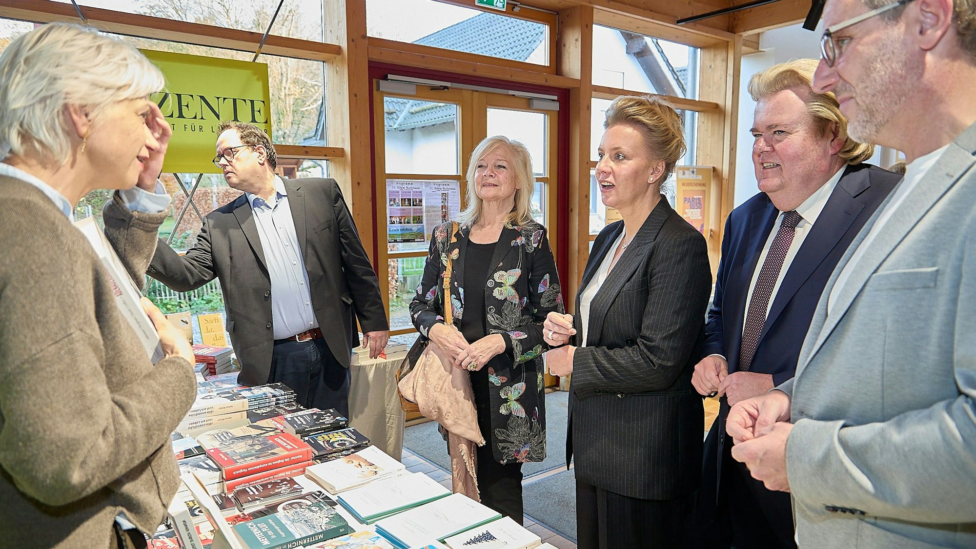 Die Ministerin und weitere Ehrengäste am Stand eines Verlages.