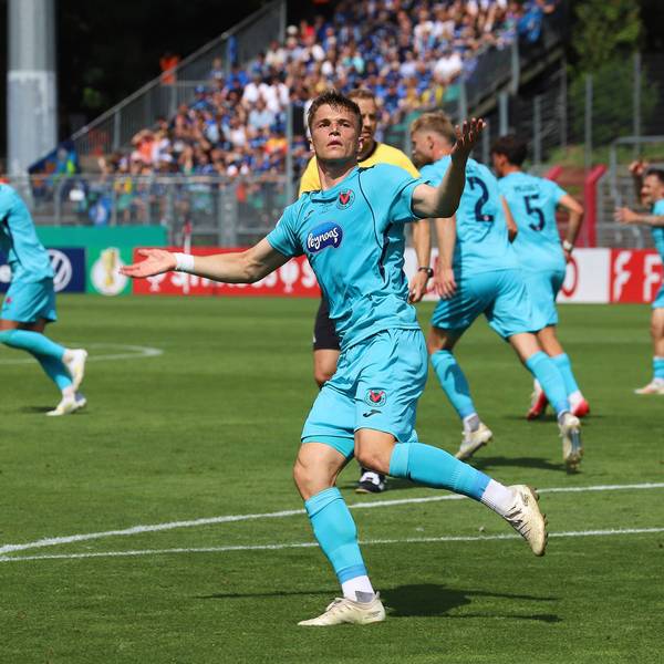 17.08.2025, xsscx, Fuïball, DFB-Pokal 1. Runde, Viktoria KËÜln - SC Paderborn 07, Sportpark HËÜhenberg Saison 2025 2026: Torjubel durch David Otto Viktoria KËÜln 10 nach dem Tor zum 1:3 NRW Deutschland DFB regulations prohibit any use of photographs as image sequences and or quasi-video. Nordrhein-Westfalen Deutschland *** 17 08 2025, xsscx, Fuïball, DFB Pokal 1 Runde, Viktoria KËÜln SC Paderborn 07, Sportpark HËÜhenberg Saison 2025 2026 Torjubel durch David Otto Viktoria KËÜln 10 nach dem Tor zum 1 3 NRW Deutschland DFB regulations prohibit any use of photographs as image sequences and or quasi video Nordrhein Westfalen Deutschland