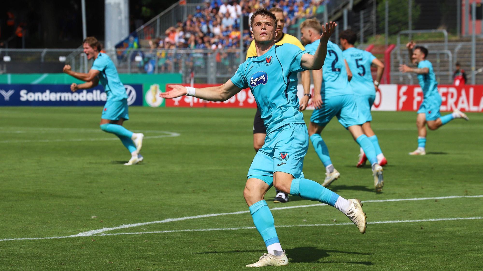 17.08.2025, xsscx, Fuïball, DFB-Pokal 1. Runde, Viktoria KËÜln - SC Paderborn 07, Sportpark HËÜhenberg Saison 2025 2026: Torjubel durch David Otto Viktoria KËÜln 10 nach dem Tor zum 1:3 NRW Deutschland DFB regulations prohibit any use of photographs as image sequences and or quasi-video. Nordrhein-Westfalen Deutschland *** 17 08 2025, xsscx, Fuïball, DFB Pokal 1 Runde, Viktoria KËÜln SC Paderborn 07, Sportpark HËÜhenberg Saison 2025 2026 Torjubel durch David Otto Viktoria KËÜln 10 nach dem Tor zum 1 3 NRW Deutschland DFB regulations prohibit any use of photographs as image sequences and or quasi video Nordrhein Westfalen Deutschland
