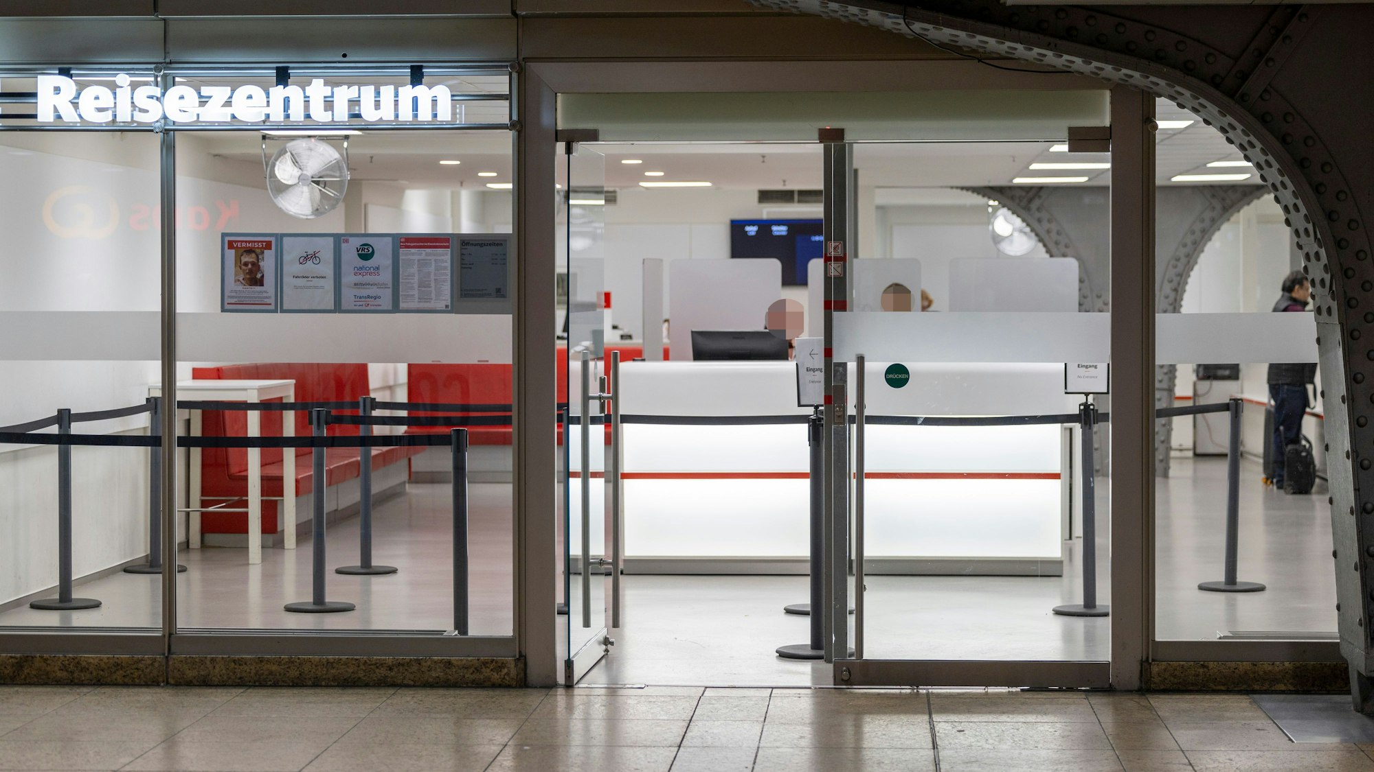 Gähnende Leere im Reisezentrum.