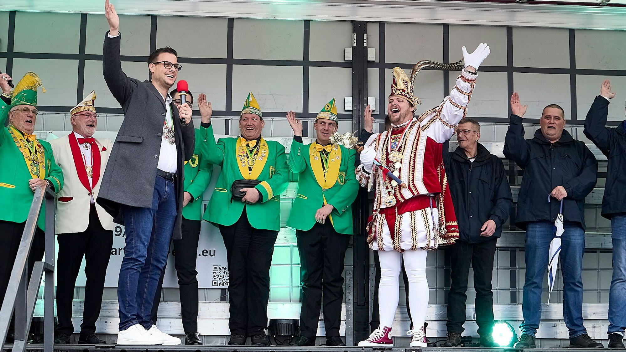 Der Prinz, der Bürgermeister und die Repräsentanten der Mechernicher Karnevalisten jubeln auf der Bühne.